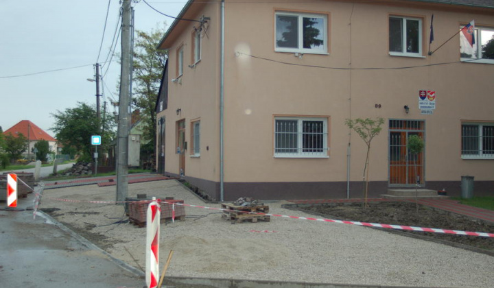 8. fotografia fotogalérie Aktivity / Rekonštrukcia okolia obecného úradu - foto